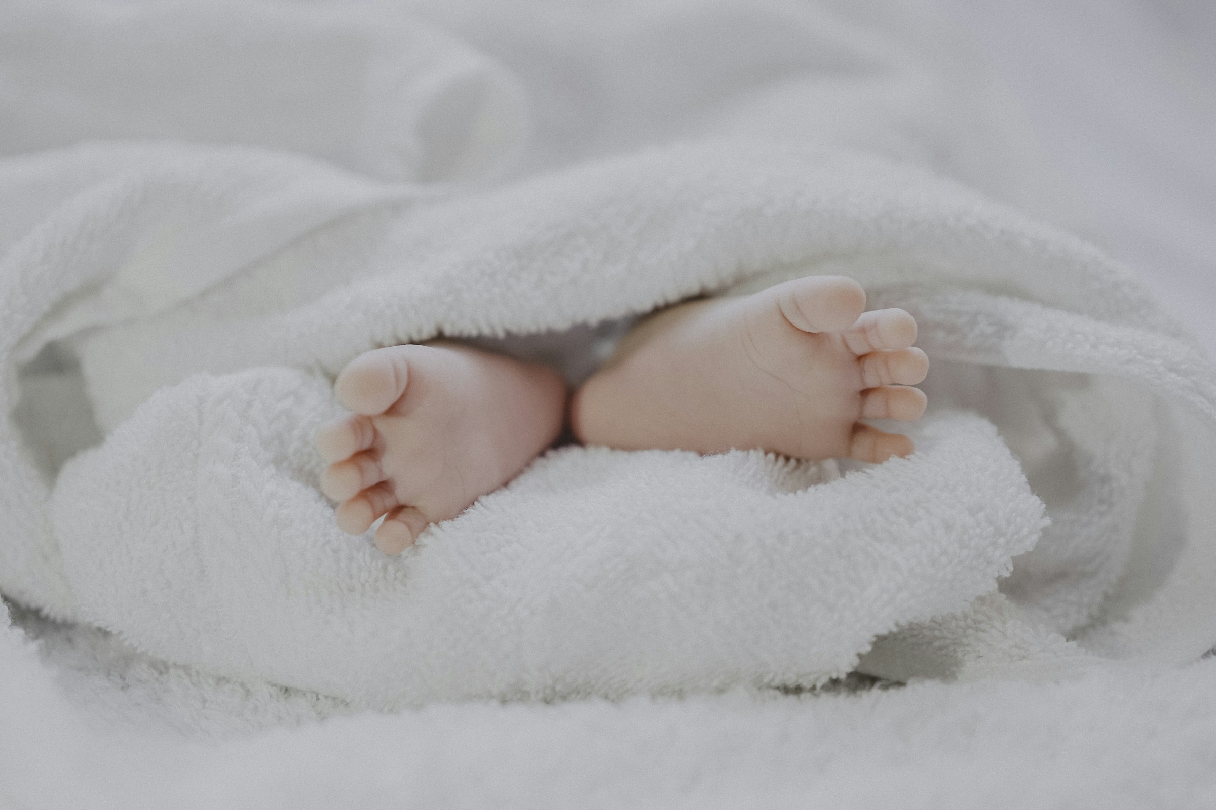 温柔呵护中的婴幼儿与母亲氛围